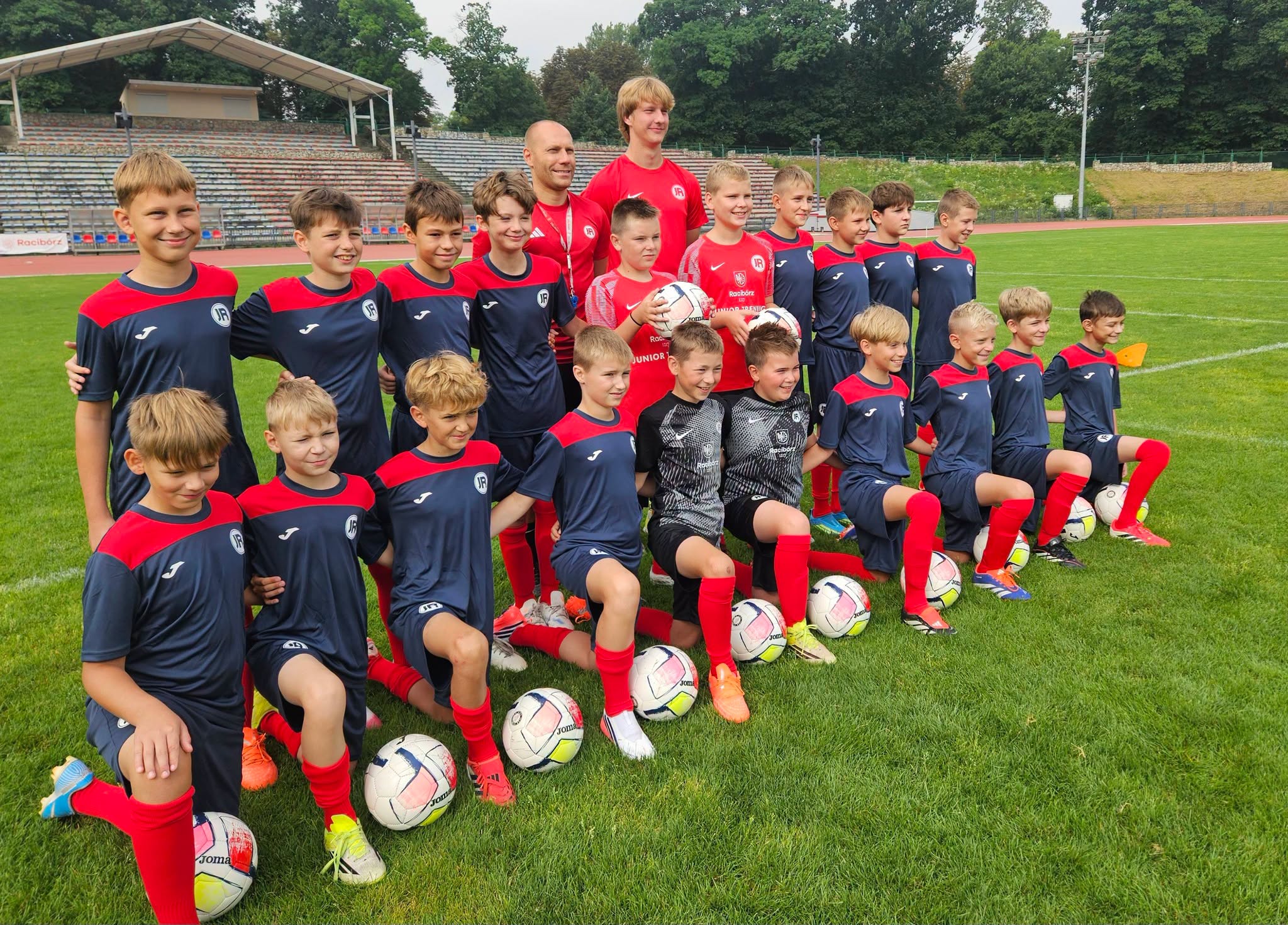 Starsza grupa Junior Trening na stadionie ANS z trenerami